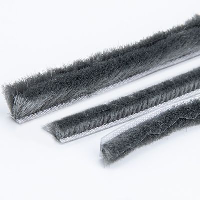 Σύγχρονο Στυλ Σχεδιασμού 100% PP Wool Pile Weather Strip Για Αλουμινένιες Πόρτες Και Παράλλαγμα Δανείων